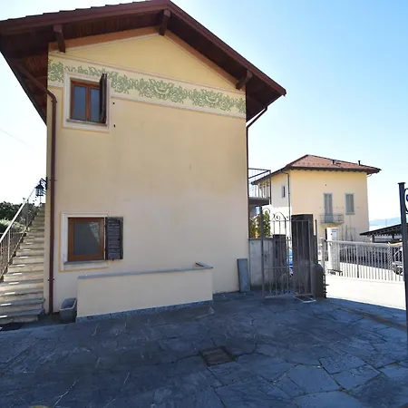 Village Apartment in Cannero Riviera hinterland with views