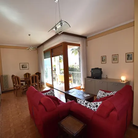 Village Apartment in Cannero Riviera hinterland with views Vakantiehuis