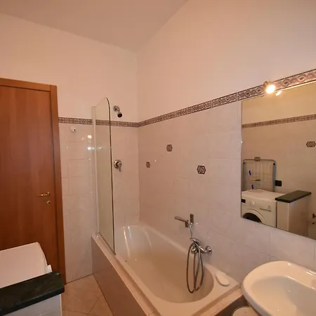 Village Apartment in Cannero Riviera hinterland with views *