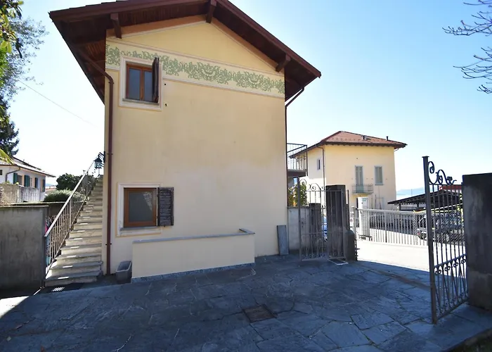 Village Apartment in Cannero Riviera hinterland with views