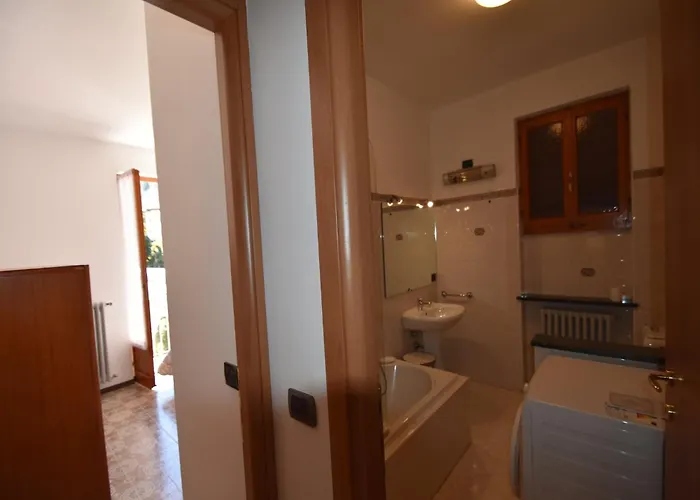 Village Apartment in Cannero Riviera hinterland with views Vakantiehuis