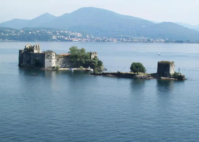 Village Apartment in Cannero Riviera hinterland with views *